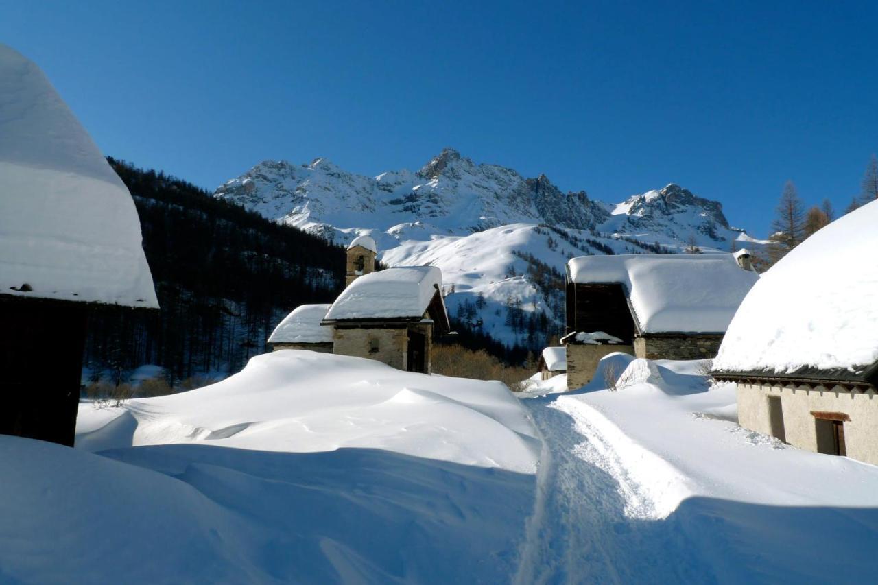 Le Leyrier Hameau Des Chazals Nevache Hautes Alpes Exterior photo